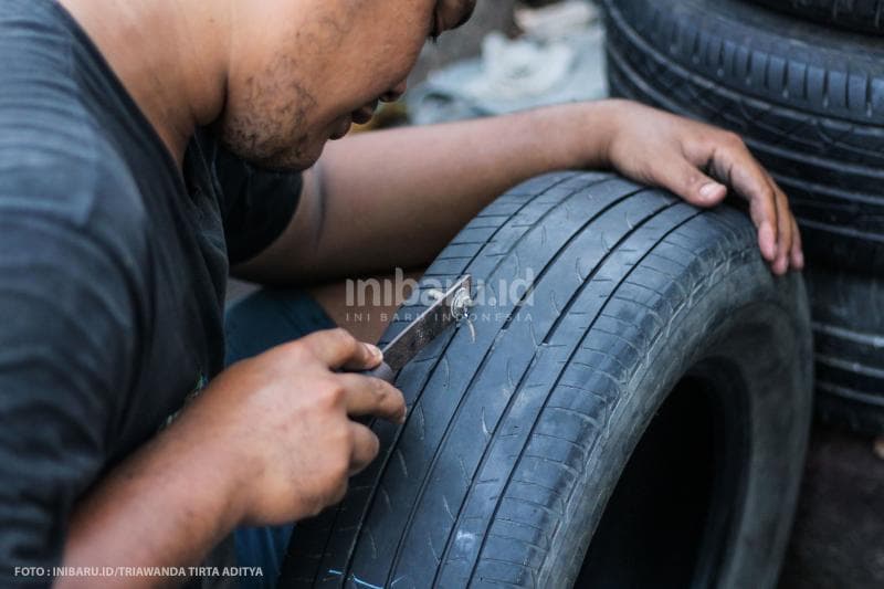 Proses pembuatan motif di tekstur ban.