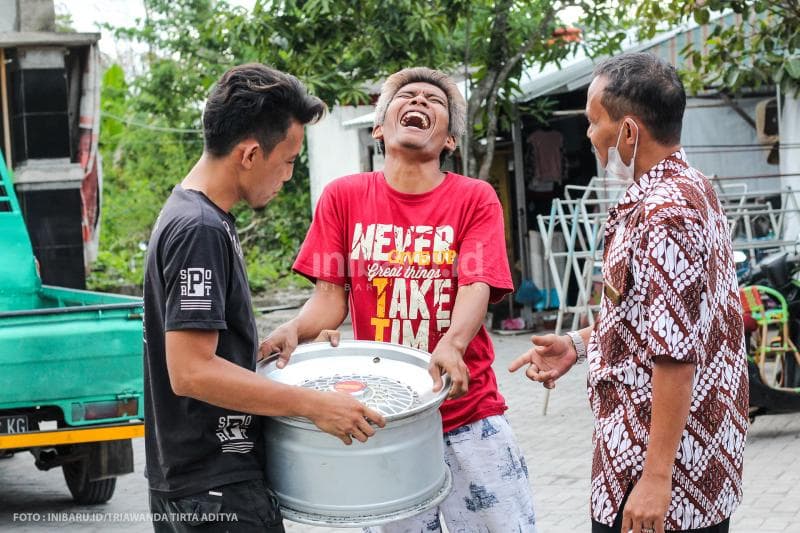 Pedagang dan pembeli bergurau di sela-sela transaksi.