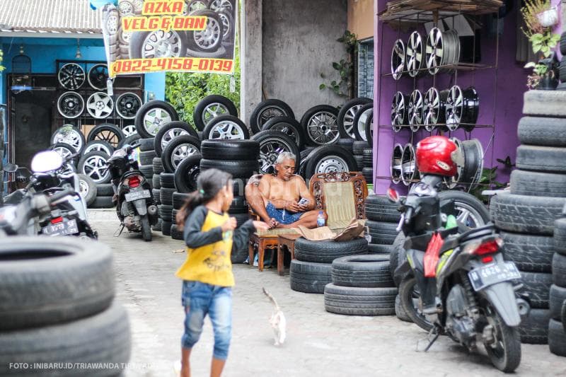 Suasana pedagang ban yang menunggu pembeli.