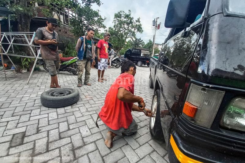 Proses pemasangan velg ke mobil.