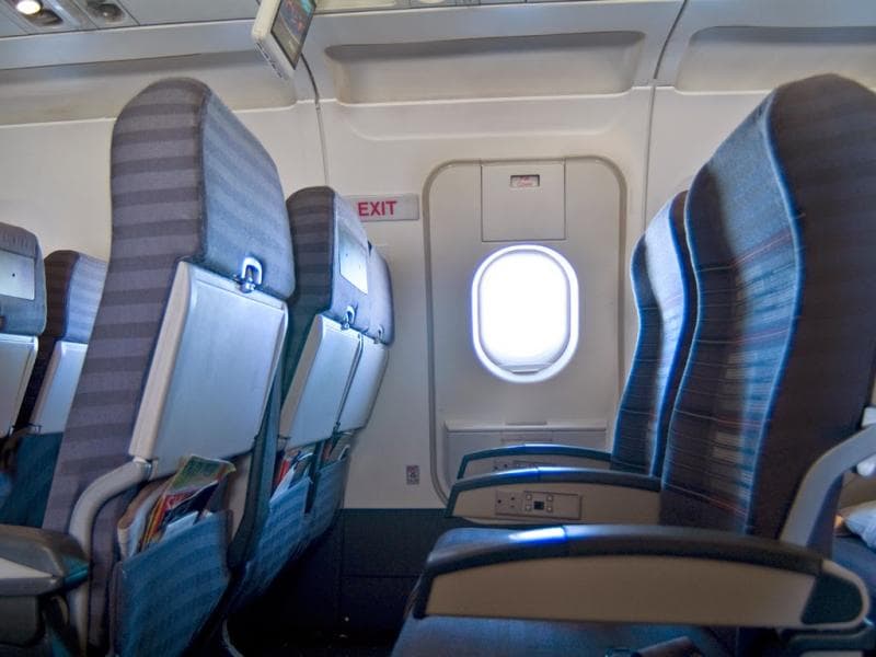 Pintu darurat pesawat nggak boleh asal dibuka penumpang. (limakaki.com)