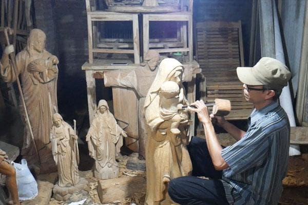 Selain Patung Yesus, patung Bunda Maria juga dipesan banyak orang di Hari Natal. (Betanews/Kartika Wulandari)