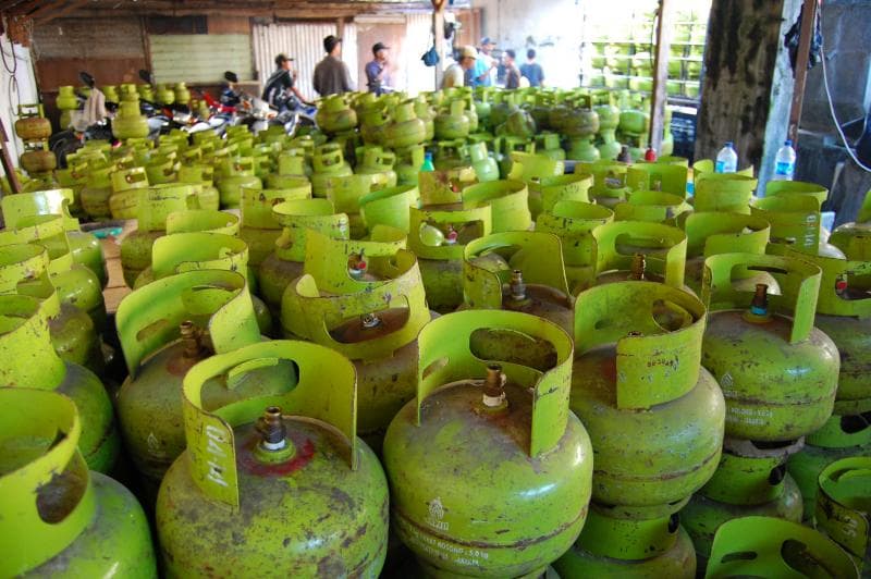 Harga gas LPG 3 kg nggak bakal ikut naik, kok.&nbsp;(Flickr/ikhlasulamal)