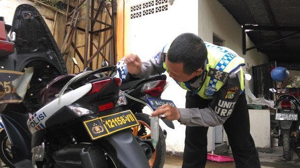 Ilustrasi: Menyedot bensin dengan selang. (Detik)