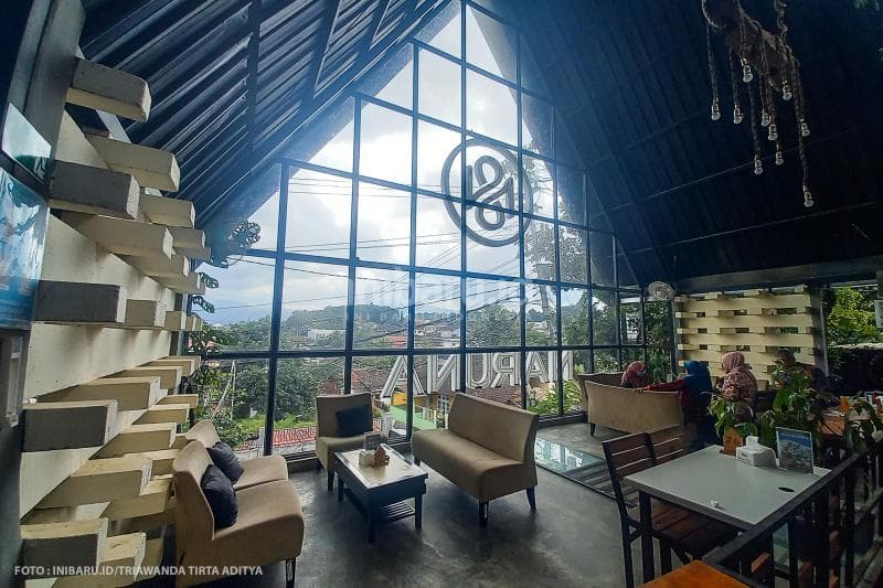 Pengunjung Naruna Space bisa menikmati pemandangan alam Salatiga dari dalam kafe.