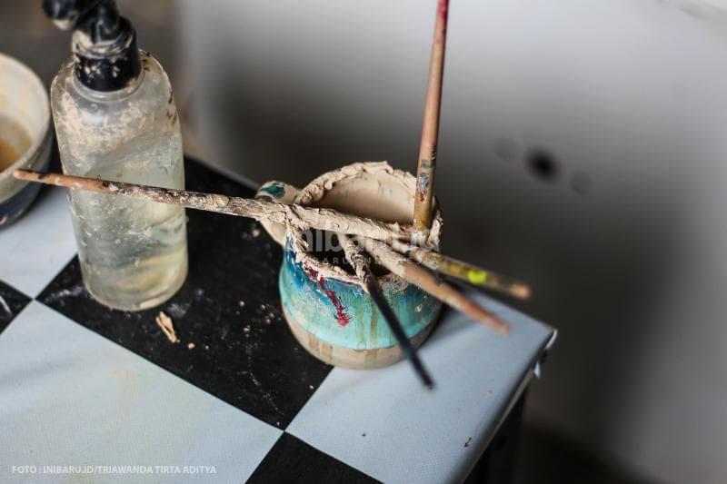Alat-alat yang digunakan untuk membuat keramik dari tanah liat di Naruna Space.