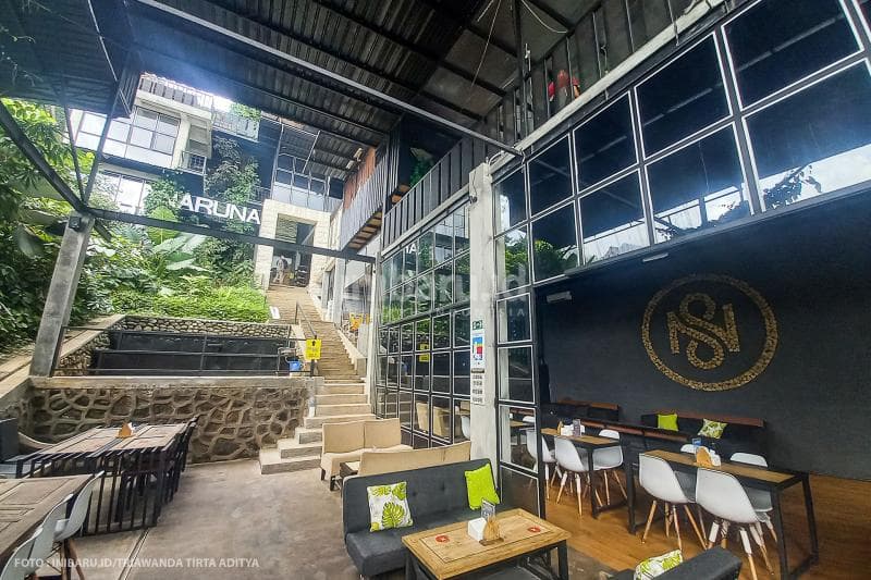 Bangunan Naruna Space terkesan modern dan artistik dengan banyak ruang yang bisa disinggahi.