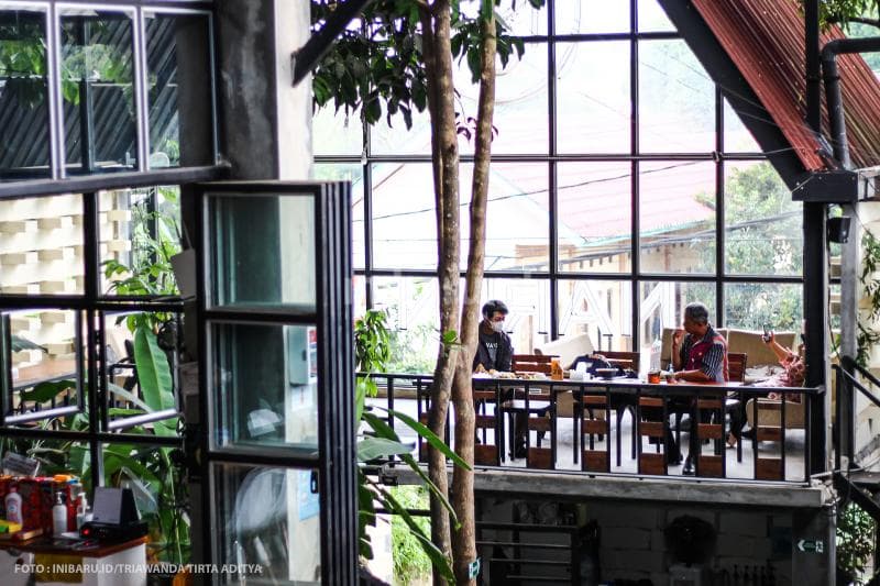 Suasana pengunjung yang menikmati makanan di Naruna Space.