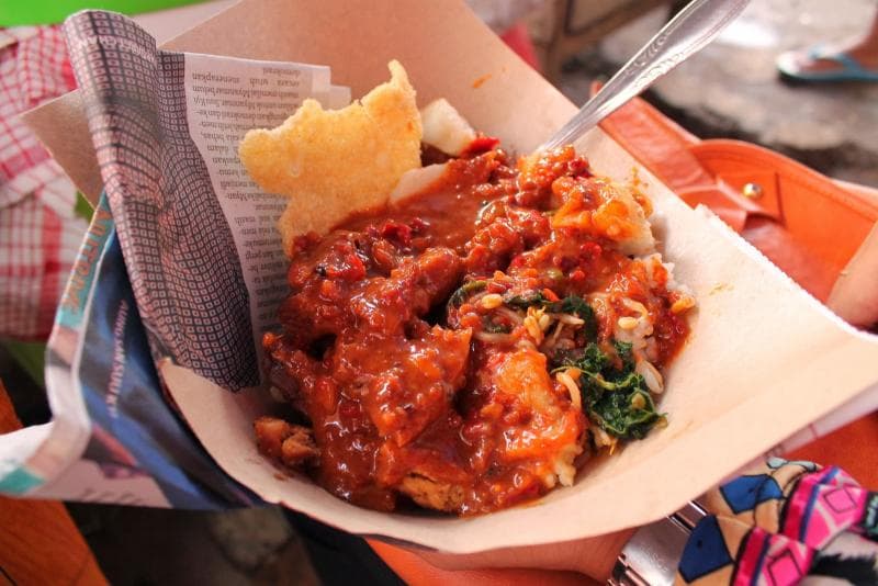 Pecel Perjuangan di Tembalang, warung andalan para mahasiswa Undip. (makananenaksemarang.blogspot.)