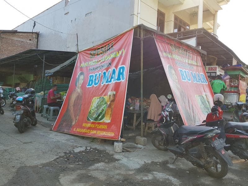 Warung pecel perjuangan Bu Mar berukuran kecil dan selalu disesaki pengunjung. (Twitter.com/tauaul)
