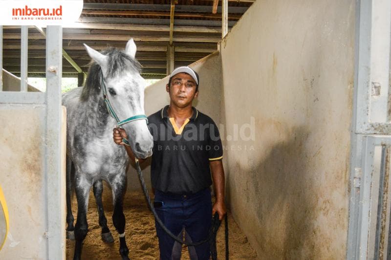 Dorisman Daud, salah seorang instruktur berkuda yang ada pada Santosa Stable.&nbsp;(Inibaru.id/ Kharisma Ghana Tawakal)
