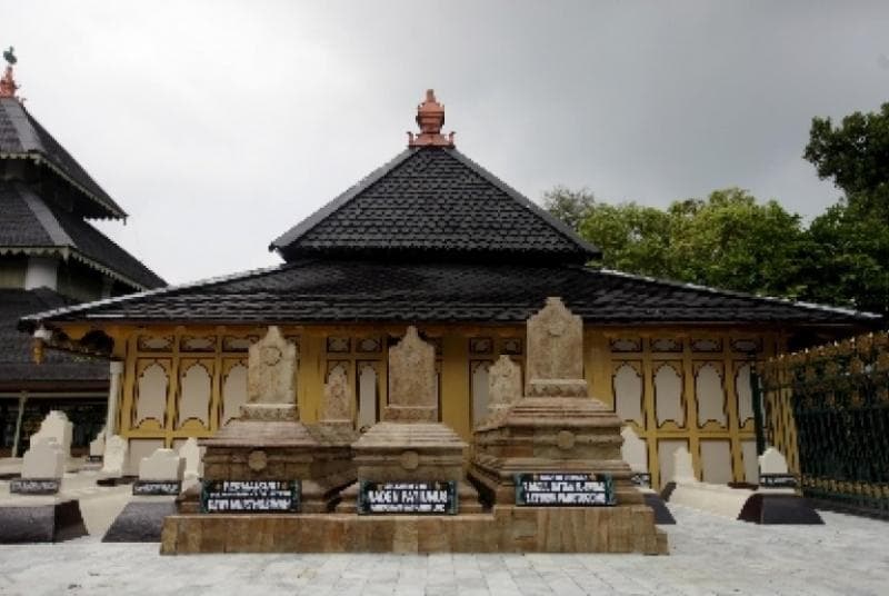 Makam Raden Patah berada di belakang Masjid Agung Demak. (Republika)<br>