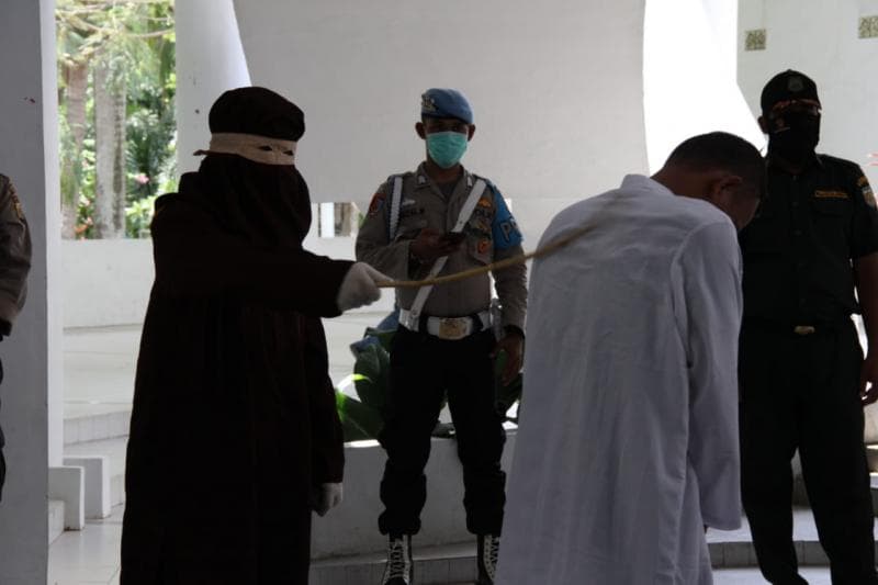 Ilustrasi: Hukuman cambuk diterima pasangan tidak sah yang berzina. (Analisaaceh.com/Rianza)