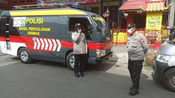 Polwan berbahasa khek saat memberikan pengumuman terhadap warga. (Tribun Pontianak/Riz)