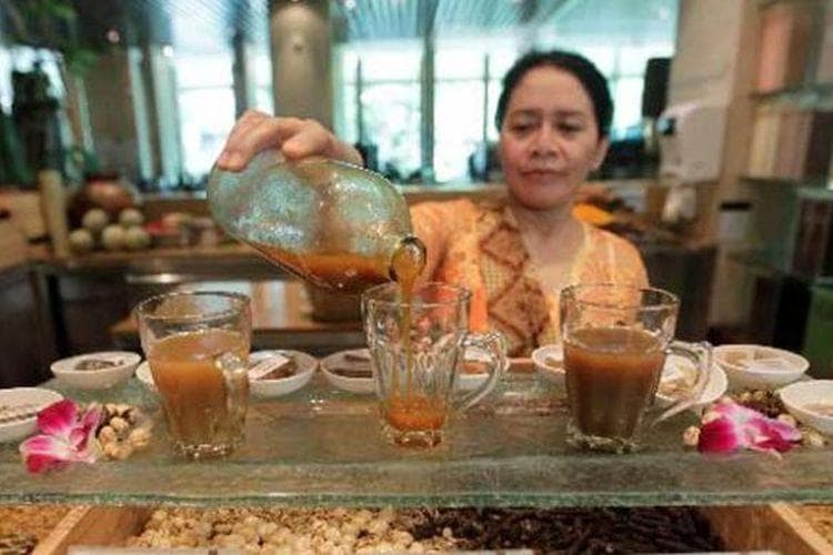 Masyarakat Indonesia sudah nggak asing dengan ramuan herbal tradisional. (Kompas/ Roderick Adrian Mozes)