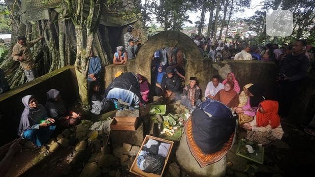 Prosesi perapalan doa oleh sebagian warga. (Liputan6)