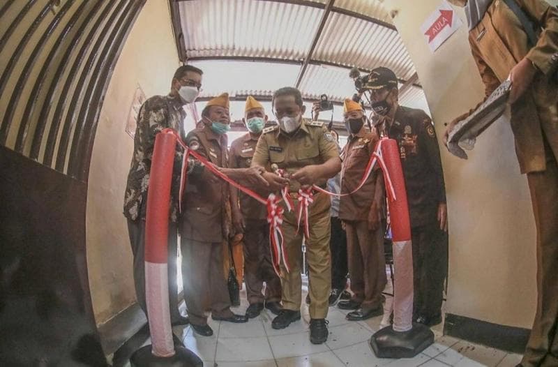 Potong pinta sebagai simbol pembukaan atau peresmian sesuatu. (Twitter @halo_bandung)