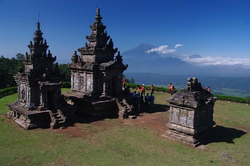 Konon, di kawah Gunung Ungaran, ada makam Dasamuka.  (Flickr/andreakirkby)