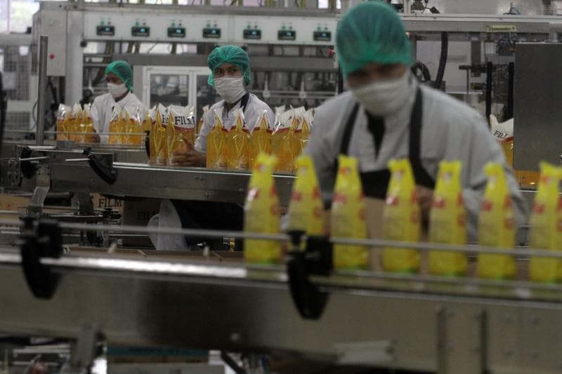 Masyarakat dibatasi membeli minyak goreng maksimal dua liter saja. (Media Indonesia/Arya Manggala)