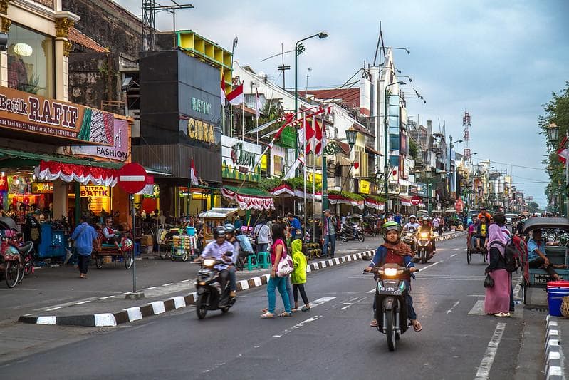 Jalan Malioboro sudah dijadikan tempat berjualan sejak akhir abad ke-19. (Flickr/

César González Palomo)