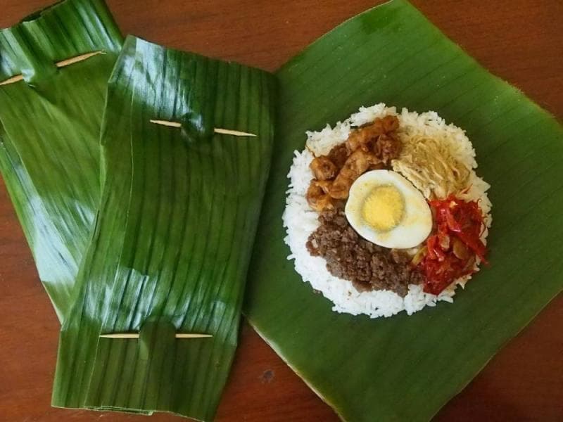 Nasi bogana dengan isian komplet. (Instagram/nasibogana.id via IDNTimes)