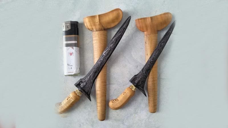 Ukuran patrem jika dibandingkan dengan korek api gas. (Twitter/ALrwyp)