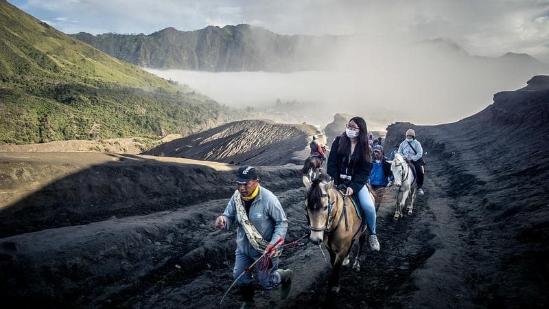 Sarung dianggap sebagai identitas dan kebanggaan Suku Tengger. (Flickr/

Aditya Prabaswara)