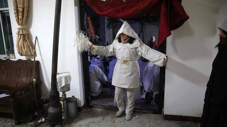 Jubah berkabung dipakai oleh keluarga Tionghoa, khususnya yang mengikuti ajaran Konghucu, saat ada anggota keluarganya yang meninggal. (Twitter/senjatanuklir)