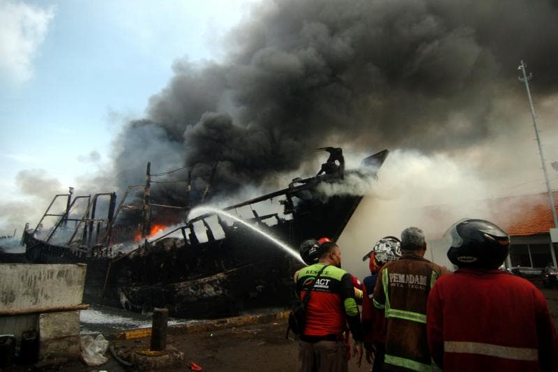 Setidaknya, 17 kapal nelayan terbakar di Pelabuhan Pelindo III Tegal. (Kumparan/Antara/Oky Lukmansyah)