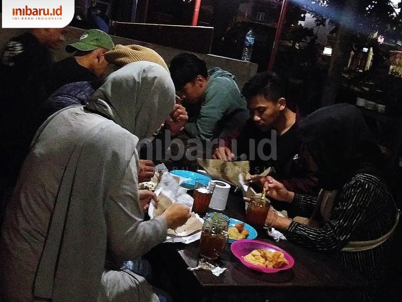 Angkringan Pak Gik, kuliner yang bisa kamu nikmati hanya di waktu malam dini hari. (Inibaru.id/ Isma Swastiningrum)<br>