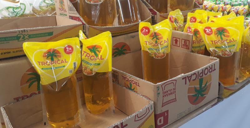 Massa jenis minyak goreng beda dengan air. (Jpnn/Wenti Ayu Apsari)