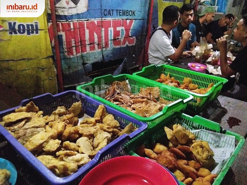 Aneka gorengan yang bisa kamu nikmati di Angkringan Pak Gik. (Inibaru.id/ Isma Swastiningrum)<br>