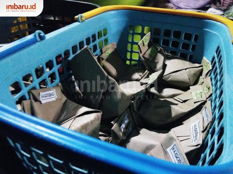 Di Angkringan Pak Gik terdapat 16 macam rasa nasi. (Inibaru.id/ Isma Swastiningrum)