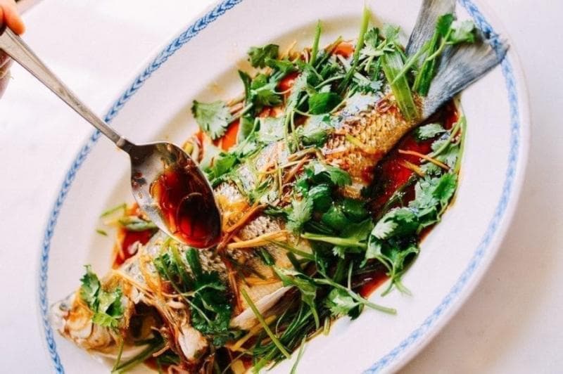 Orang Tionghoa biasa menyantap ikan utuh tanpa dipotong. (Thewoksoflife)