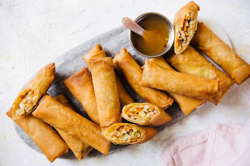 Lumpia kuning keemasan menjadi lambang kekayaan. (Healthynibblesandbits)
