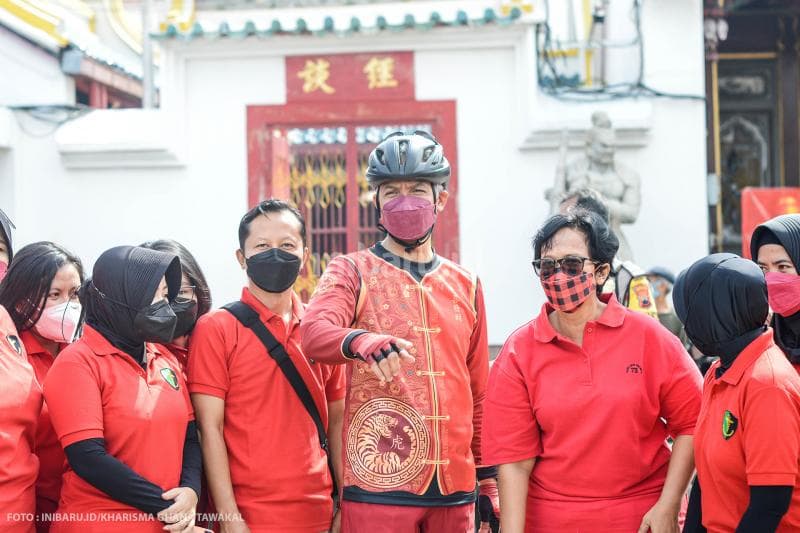 Gubernur Jawa Tengah Ganjar Pranowo mengujungi Klenteng Tay Kak Sie.