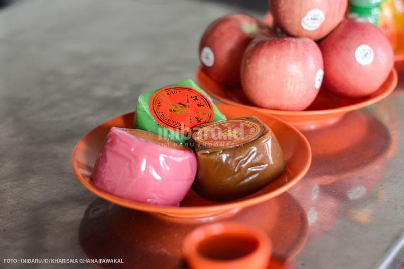 Kueh keranjang, salah satu penganan manis yang disajikan di meja altar saat perayaan Tahun Baru Imlek di Klenteng Tay Kak Sie.