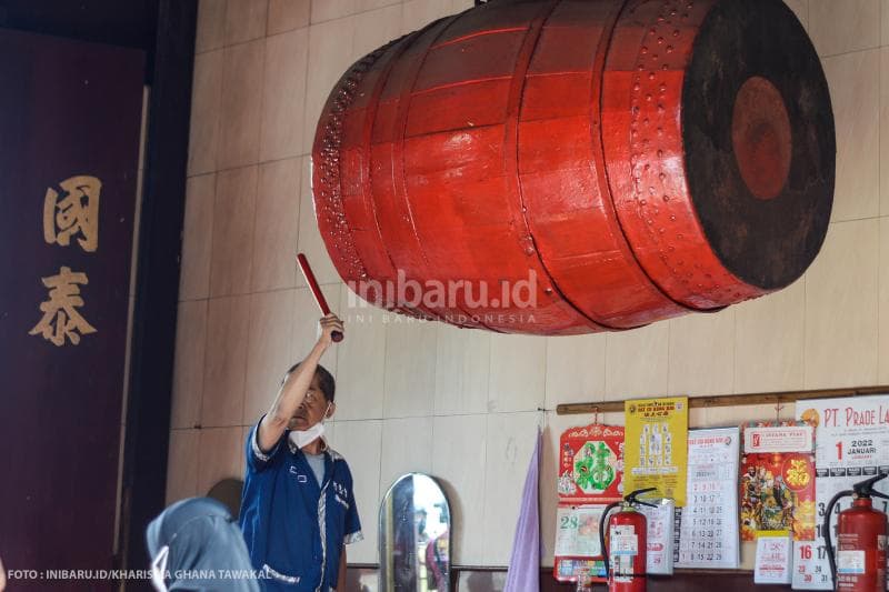 Liem, salah seorang penabuh beduk di Klenteng Tay Kak Sie.