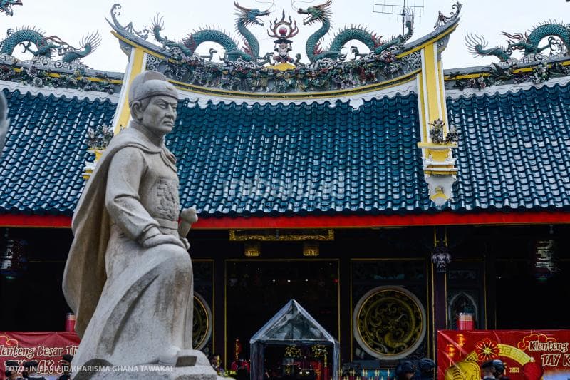 Patung Laksamana Cheng Ho yang berada di depan Klenteng Tay Kak Sie.