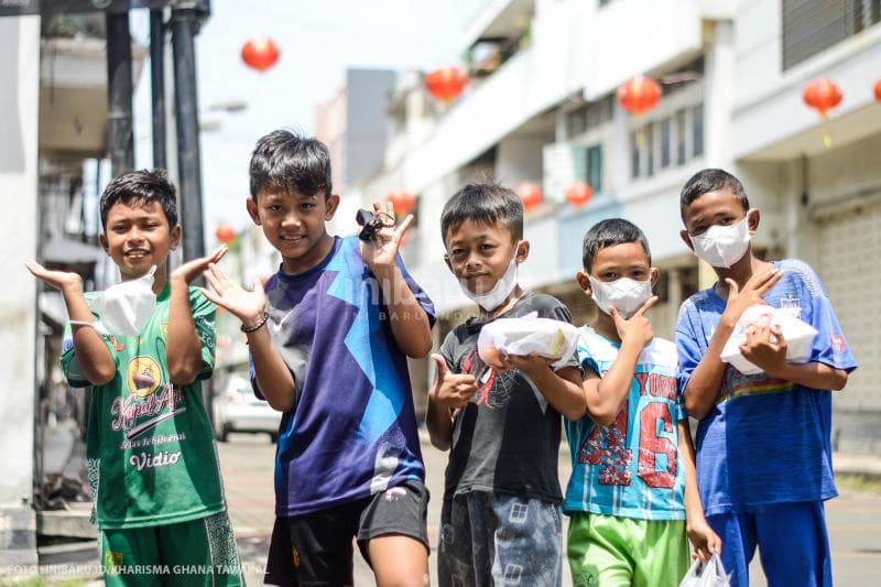 Beberapa anak yang tinggal di kawasan Pecinan Semarang tengah merayakan Tahun Baru Imlek.