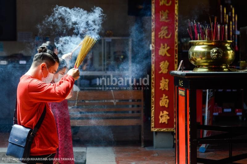 Sejumlah umat Konghucu tengah bersembahyang di hadapan Dewa Air, Bumi, dan Udara Sam Kwan Tay Tee.
