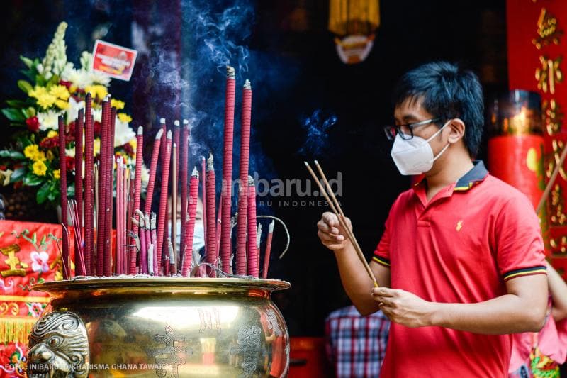 Hio ditancapkan di bokoor setelah sembahyang. Asap yang membumbung adalah harapan agar doa segera terkirim dan diterima Pecipta.