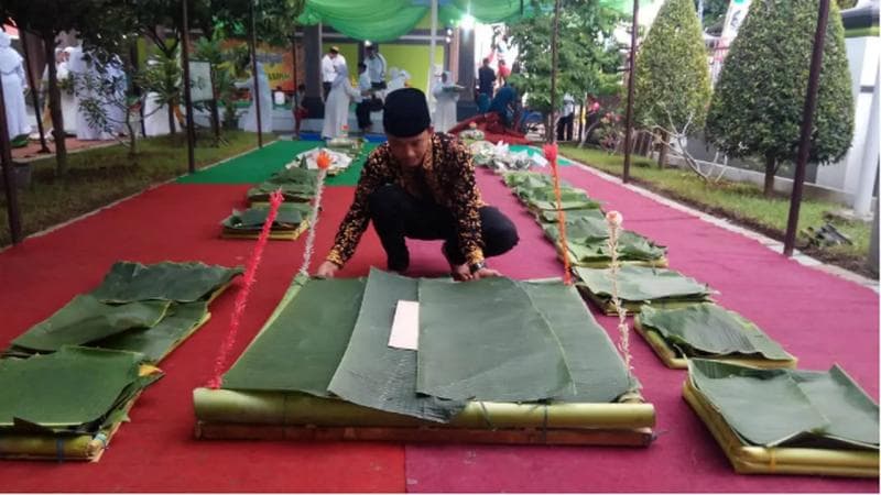 Tempat tumpeng tradisional dari daun pisang (Liputan6.com/Dian Kurniawan)