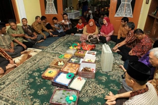 Ilustrasi: Tradisi ngemblok alias lamaran di Rembang. (Jogjaland.net)