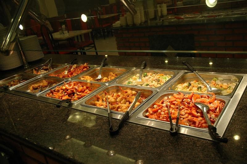 Baki makanan di restoran All You Can Eat belum tentu semua penuh. (Flickr/Wonderlane)