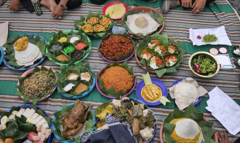 Sesaji persembahan untuk leluhur, lengkap dengan wadahnya yang unik. (Jarakpandang.com)