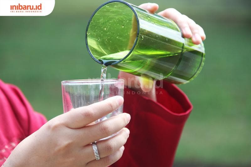 Minum Air Putih Bikin Kulit Terhidrasi, Benarkah? 