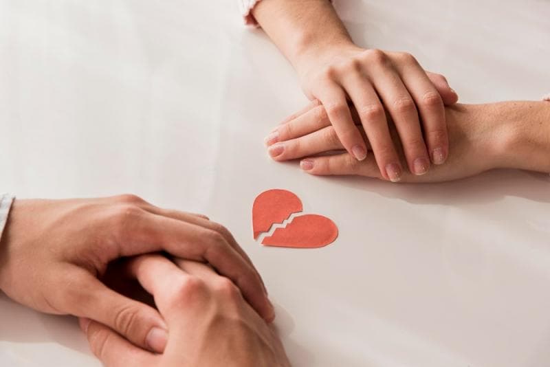 Pikirkan mengapa dia nggak layak untuk bersamamu. (Freepik via Herworld)