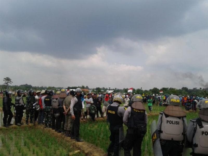 Aparat kepolisian di Desa Wadas terkait dengan pembangunan Bendungan Bener. (Twitter/JDAgraria)