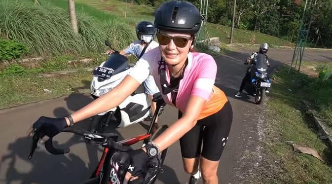 Luna Maya nggak kuat mengayuh sepeda di tanjakan ini. (YouTube/TS Media)